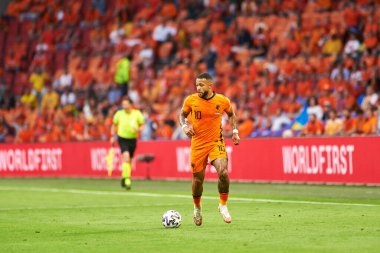 AMSTERDAM, NETHERLANDS - 13 Haziran 2021: Memphis Depay (10). EURO 2020. Ukrayna, Hollanda 'ya karşı.