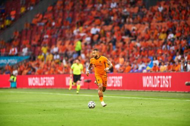 AMSTERDAM, NETHERLANDS - 13 Haziran 2021: Memphis Depay (10). EURO 2020. Ukrayna, Hollanda 'ya karşı.