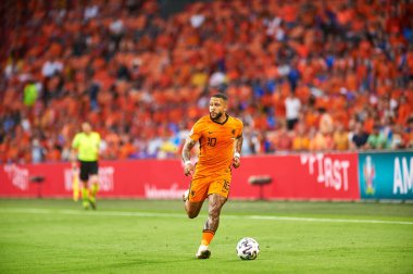 AMSTERDAM, NETHERLANDS - 13 Haziran 2021: Memphis Depay (10). EURO 2020. Ukrayna, Hollanda 'ya karşı.