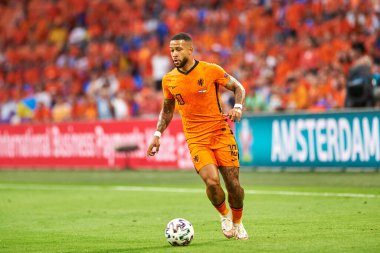 AMSTERDAM, NETHERLANDS - 13 Haziran 2021: Memphis Depay (10). EURO 2020. Ukrayna, Hollanda 'ya karşı.