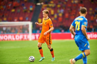 AMSTERDAM, NETHERLANDS - 13 Haziran 2021: Frenkie de Jong (21). EURO 2020. Ukrayna, Hollanda 'ya karşı.