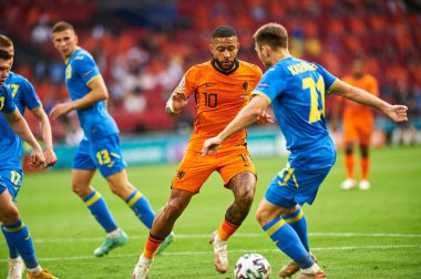 AMSTERDAM, NETHERLANDS - 13 Haziran 2021: Memphis Depay (10). EURO 2020. Ukrayna, Hollanda 'ya karşı.