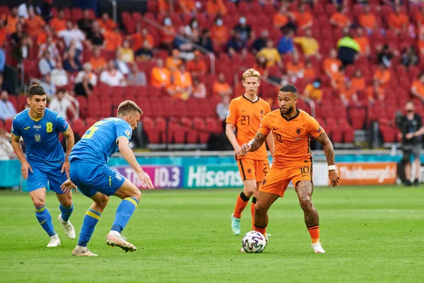 AMSTERDAM, NETHERLANDS - 13 Haziran 2021: Memphis Depay (10). EURO 2020. Ukrayna, Hollanda 'ya karşı.