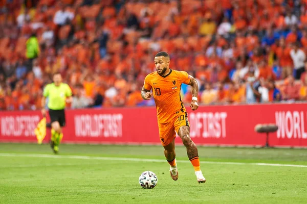 AMSTERDAM, NETHERLANDS - 13 Haziran 2021: Memphis Depay (10). EURO 2020. Ukrayna, Hollanda 'ya karşı.