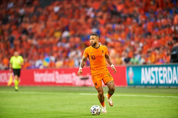 AMSTERDAM, NETHERLANDS - 13 Haziran 2021: Memphis Depay (10). EURO 2020. Ukrayna, Hollanda 'ya karşı.