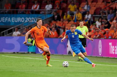 AMSTERDAM, NETHERLANDS - 13 Haziran 2021: Vitaliy Mykolenko (16) vs Wout Weghorst (19). EURO 2020. Ukrayna, Hollanda 'ya karşı.