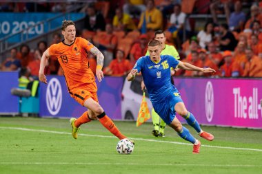 AMSTERDAM, NETHERLANDS - 13 Haziran 2021: Vitaliy Mykolenko (16) vs Wout Weghorst (19). EURO 2020. Ukrayna, Hollanda 'ya karşı.