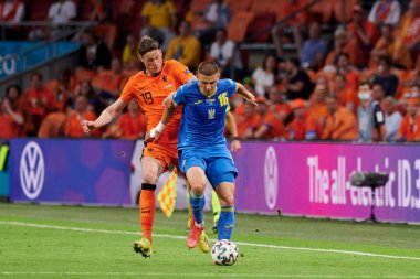 AMSTERDAM, NETHERLANDS - 13 Haziran 2021: Vitaliy Mykolenko (16) vs Wout Weghorst (19). EURO 2020. Ukrayna, Hollanda 'ya karşı.