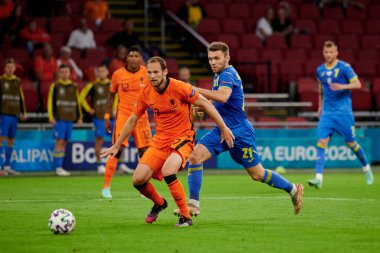 AMSTERDAM, NETHERLANDS - 13 Haziran 2021: EURO 2020. Oleksandr Karavaev (21) Daley Blind 'e karşı (17). Ukrayna, Hollanda 'ya karşı.