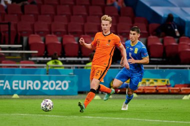 AMSTERDAM, NETHERLANDS - 13 Haziran 2021: Frenkie de Jong (21) - Ruslan Malinovskyi (8) EURO 2020. Ukrayna, Hollanda 'ya karşı.