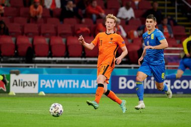 AMSTERDAM, NETHERLANDS - 13 Haziran 2021: Frenkie de Jong (21) - Ruslan Malinovskyi (8) EURO 2020. Ukrayna, Hollanda 'ya karşı.