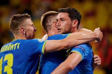 AMSTERDAM, NETHERLANDS - 13 Haziran 2021: Roman Yaremchuk (9) ve Illia Zabarnyi (13) EURO 2020. Ukrayna, Hollanda 'ya karşı.