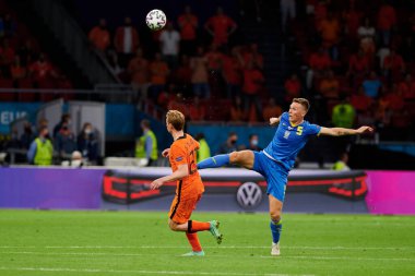 AMSTERDAM, NETHERLANDS - 13 Haziran 2021: Serhiy Sydorchuk (5) Frenkie de Jong 'a karşı. EURO 2020. Ukrayna, Hollanda 'ya karşı.