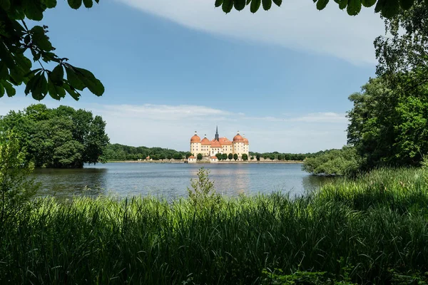 Moritzburg Tyskland Juni 2021 Majestätisk Barockslott Moritzburg Och Slottsdamm Nära — Stockfoto