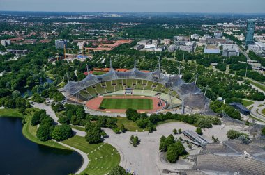 MUNİK, Almanya - 16 Haziran 2021 Münih Olimpiyat Parkı ve Olimpiyat Stadyumu.
