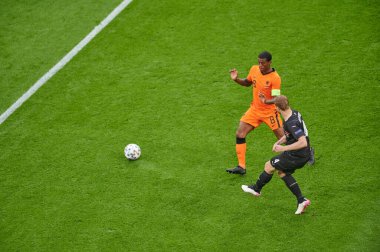 AMSTERDAM, NETHERLANDS - 17 Haziran 2021: Martin Hinteregger (4) - Georginio Wijnaldum (8). EURO 2020. Hollanda ile Avusturya arasındaki futbol maçı
