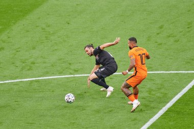 AMSTERDAM, NETHERLANDS - 17 Haziran 2021: Aleksandar Dragoviç (3) - Memphis Depay (10) EURO 2020. Futbol maçı Hollanda ile Avusturya arasında.