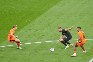 AMSTERDAM, NETHERLANDS - 17 Haziran 2021: Aleksandar Dragovicc (3) - Memphis Depay (10) EURO 2020. Hollanda ile Avusturya arasındaki futbol maçı