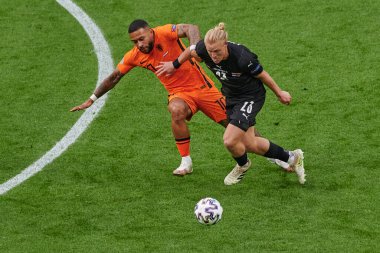 AMSTERDAM, NETHERLANDS - 17 Haziran 2021: Xaver Schlager (23) - Memphis Depay (10). EURO 2020. Hollanda ile Avusturya arasındaki futbol maçı