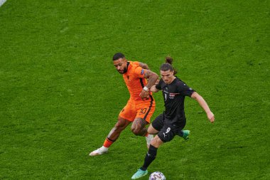 AMSTERDAM, NETHERLANDS - 17 Haziran 2021: Marcel Sabitzer (9) - Memphis Depay (10) EURO 2020. Hollanda ile Avusturya arasındaki futbol maçı