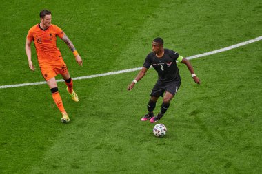 AMSTERDAM, NETHERLANDS - 17 Haziran 2021: David Alaba (8) vs Wout Weghorst (19). EURO 2020. Hollanda ile Avusturya arasındaki futbol maçı