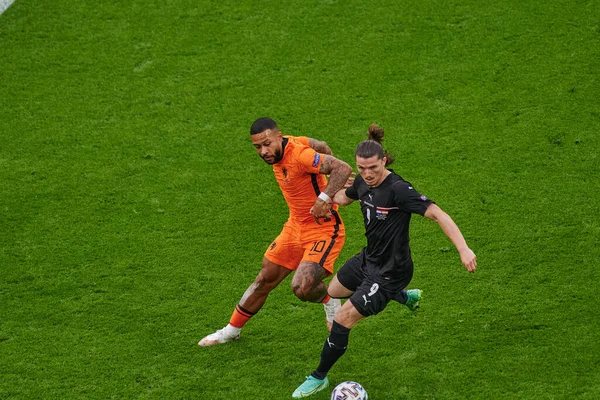 AMSTERDAM, NETHERLANDS - 17 Haziran 2021: Marcel Sabitzer (9) - Memphis Depay (10) EURO 2020. Hollanda ile Avusturya arasındaki futbol maçı