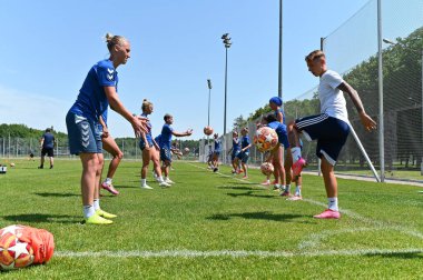 KHARKIV, UKRAINE - 26 Haziran 2021: Women FC Zhytlobud-1. Sezon öncesi eğitim kampı.. 