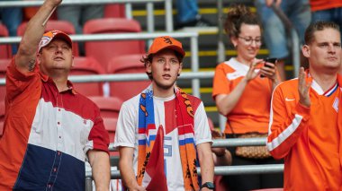AMSTERDAM, NETHERLANDS - 13 HAZİRAN 2021 Hollanda hayranları. EURO 2020. Futbol maçı Hollanda ve Ukrayna arasında