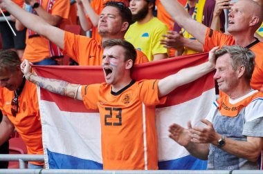 AMSTERDAM, NETHERLANDS - 13 HAZİRAN 2021 Hollanda hayranları. EURO 2020. Futbol maçı Hollanda ve Ukrayna arasında