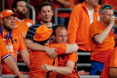 AMSTERDAM, NETHERLANDS - 13 HAZİRAN 2021 Hollanda hayranları. EURO 2020. Futbol maçı Hollanda ve Ukrayna arasında