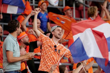 AMSTERDAM, NETHERLANDS - 13 HAZİRAN 2021 Hollanda hayranları. EURO 2020. Futbol maçı Hollanda ve Ukrayna arasında
