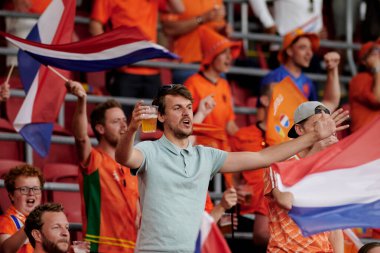 AMSTERDAM, NETHERLANDS - 13 HAZİRAN 2021 Hollanda hayranları. EURO 2020. Futbol maçı Hollanda ve Ukrayna arasında