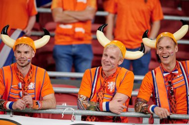 AMSTERDAM, NETHERLANDS - 13 HAZİRAN 2021 Hollanda hayranları. EURO 2020. Futbol maçı Hollanda ve Ukrayna arasında