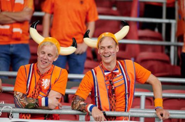 AMSTERDAM, NETHERLANDS - 13 HAZİRAN 2021 Hollanda hayranları. EURO 2020. Futbol maçı Hollanda ve Ukrayna arasında
