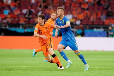 AMSTERDAM, NETHERLANDS - 13 Haziran 2021: Marten de Roon (15) - Andriy Yarmolenko (7), EURO 2020. Ukrayna, Hollanda 'ya karşı.