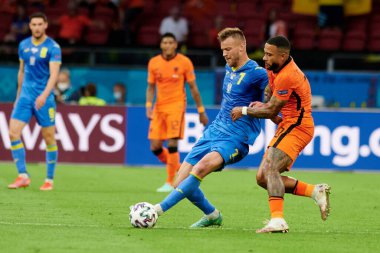 AMSTERDAM, NETHERLANDS - 13 Haziran 2021: Memphis Depay (10) - Andriy Yarmolenko (7), EURO 2020. Ukrayna, Hollanda 'ya karşı.