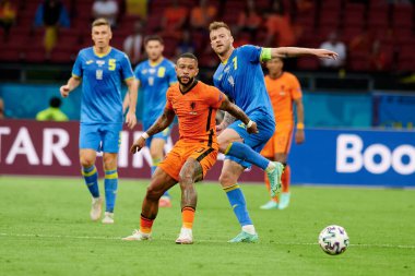 AMSTERDAM, NETHERLANDS - 13 Haziran 2021: Memphis Depay (10) - Andriy Yarmolenko (7), EURO 2020. Ukrayna, Hollanda 'ya karşı.