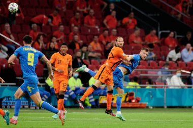 AMSTERDAM, NETHERLANDS - 13 Haziran 2021: Daley Blind (17) - Andriy Yarmolenko (7), EURO 2020. Ukrayna, Hollanda 'ya karşı.