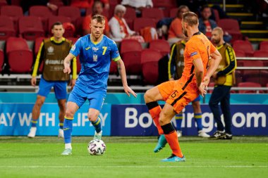 AMSTERDAM, NETHERLANDS - 13 Haziran 2021: Stefan de Vrij (6) - Andriy Yarmolenko (7), EURO 2020. Ukrayna, Hollanda 'ya karşı.