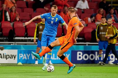 AMSTERDAM, NETHERLANDS - 13 Haziran 2021: Stefan de Vrij (6) - Andriy Yarmolenko (7), EURO 2020. Ukrayna, Hollanda 'ya karşı.