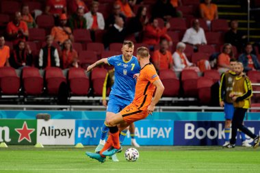 AMSTERDAM, NETHERLANDS - 13 Haziran 2021: Stefan de Vrij (6) - Andriy Yarmolenko (7), EURO 2020. Ukrayna, Hollanda 'ya karşı.