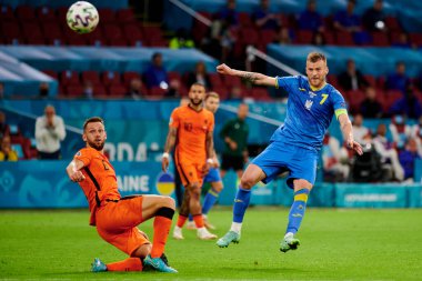 AMSTERDAM, NETHERLANDS - 13 Haziran 2021: Stefan de Vrij (6) - Andriy Yarmolenko (7), EURO 2020. Ukrayna, Hollanda 'ya karşı.