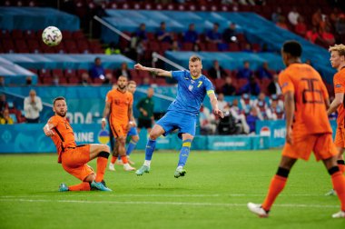 AMSTERDAM, NETHERLANDS - 13 Haziran 2021: Andriy Yarmolenko (7), EURO 2020. Ukrayna, Hollanda 'ya karşı.