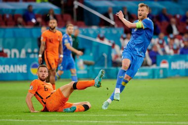 AMSTERDAM, NETHERLANDS - 13 Haziran 2021: Stefan de Vrij (6) - Andriy Yarmolenko (7), EURO 2020. Ukrayna, Hollanda 'ya karşı.
