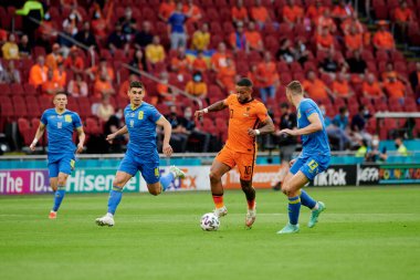 AMSTERDAM, NETHERLANDS - 13 Haziran 2021: Memphis Depay (10) - Ruslan Malinovskyi (8), EURO 2020. Ukrayna, Hollanda 'ya karşı.