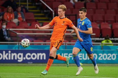 AMSTERDAM, NETHERLANDS - 13 Haziran 2021: Frenkie de Jong (21) - Ruslan Malinovskyi (8), EURO 2020. Ukrayna, Hollanda 'ya karşı.