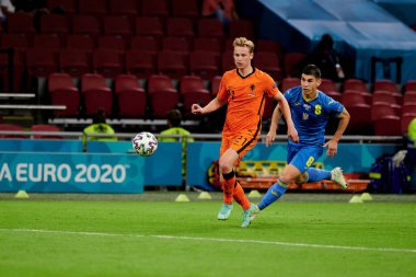 AMSTERDAM, NETHERLANDS - 13 Haziran 2021: Frenkie de Jong (21) - Ruslan Malinovskyi (8), EURO 2020. Ukrayna, Hollanda 'ya karşı.