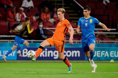 AMSTERDAM, NETHERLANDS - 13 Haziran 2021: Frenkie de Jong (21) - Ruslan Malinovskyi (8), EURO 2020. Ukrayna, Hollanda 'ya karşı.