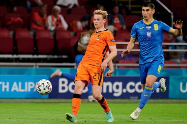 AMSTERDAM, NETHERLANDS - 13 Haziran 2021: Frenkie de Jong (21) - Ruslan Malinovskyi (8), EURO 2020. Ukrayna, Hollanda 'ya karşı.