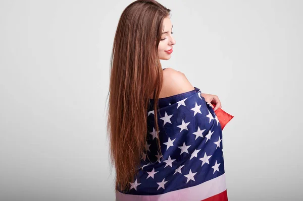Красива Спортивна Жінка Тримає Американський Прапор Посміхається — стокове фото